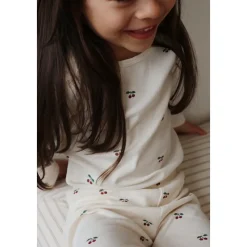 Crèmekleurig lichaam met kersenpatroon