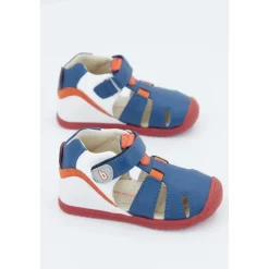 Sandalen met bandjes en klittenbandsluiting
