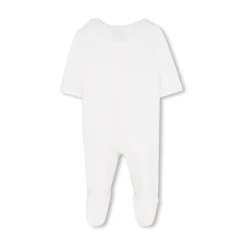 Set van muts, slabbetje en voetjesonesie met kanten rand