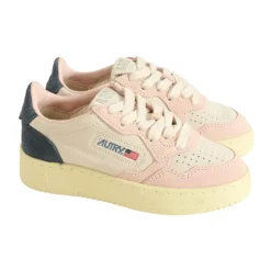 Sneakers van suède met microgeperforeerde neus