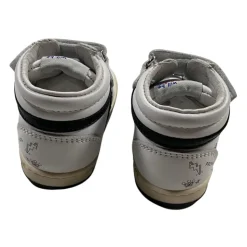 Witte lage kinderschoenen