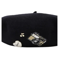 Zwarte wollen baret met camerapatch